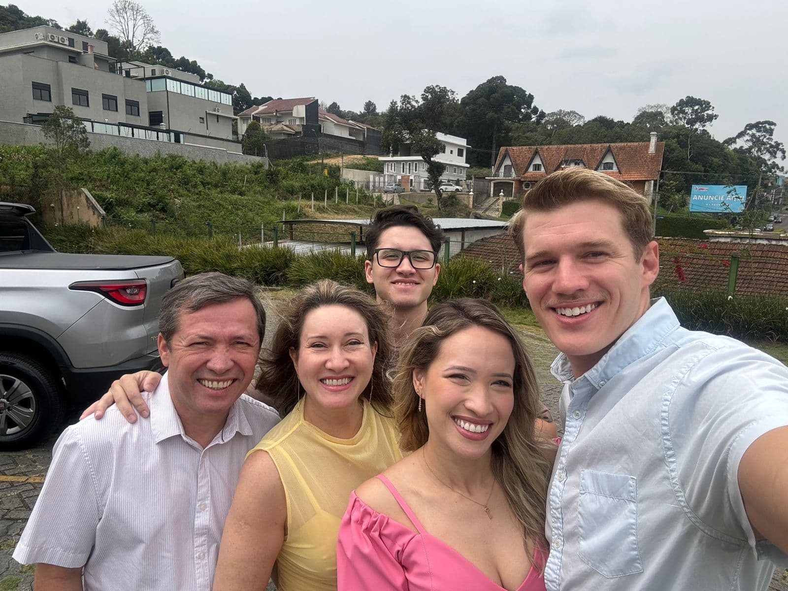 Family photo — Shane meets Vitória's family